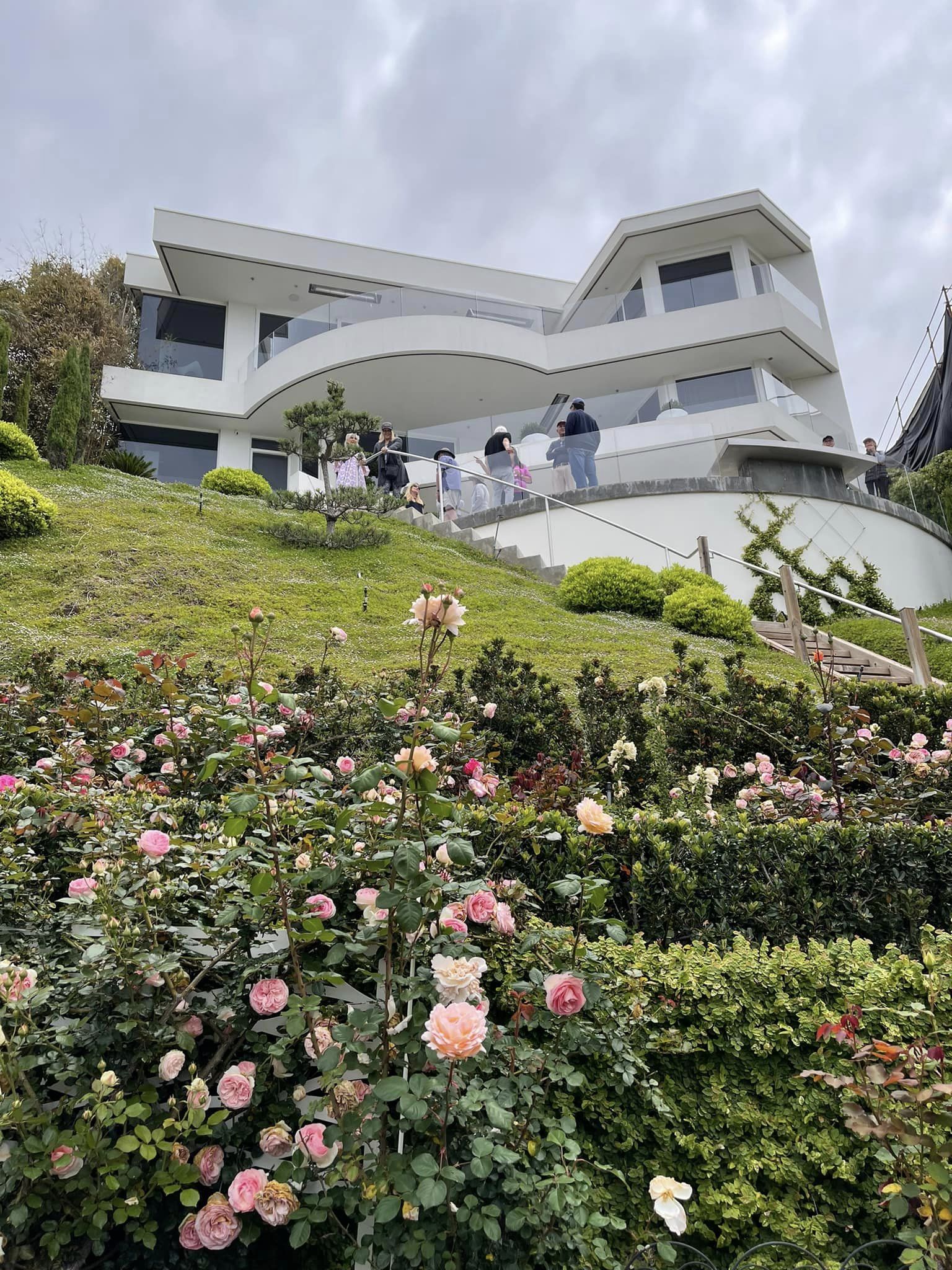 349864661_623672693014288_3811165570774100419_n Pink roses at ocean front