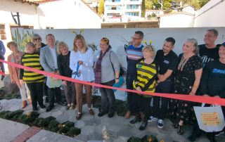Mural ribbon cutting ceremony