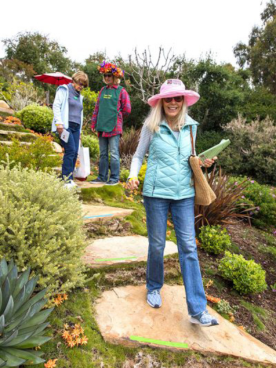 garden-8-400×533 Guest walking garden path at G>